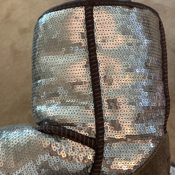 UGG CLASSIC SHORT SILVER SEQUIN BOOTS SIZE 7 - Picture 7 of 15